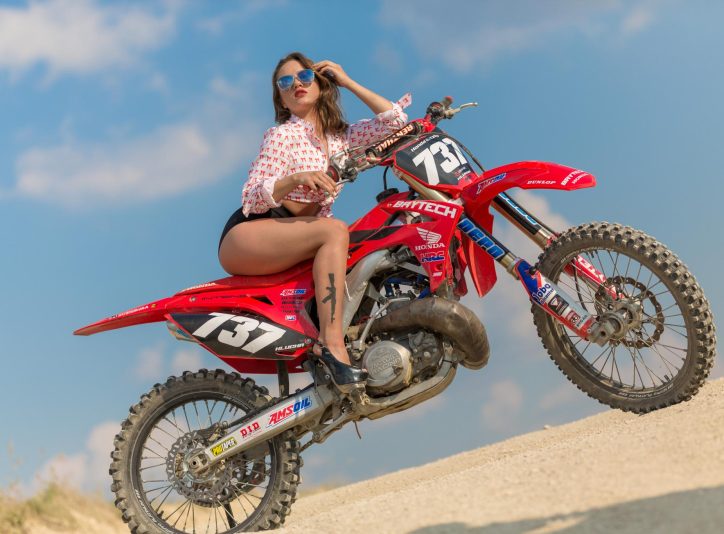 Aneta. Sesja z motorem. Fotografia portretowa Ropczyce