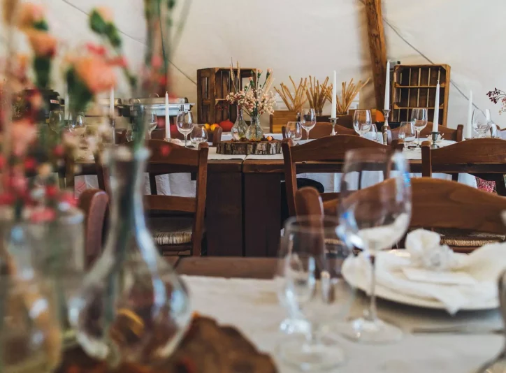 Trendy ślubne 2025 – Co jest modne w dekoracjach, sukniach i motywach przewodnich wesel Trendy ślubne 2025 – Co jest modne w dekoracjach, sukniach i motywach przewodnich wesel